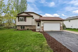 518 Horseshoe Ln, Braham, MN 55006 - Photo 1