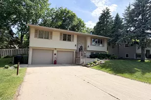1925 Driftwood Ave, Worthington, MN 56187 - Photo 2