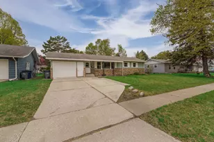 533 Maple Ln, Moorhead, MN 56560 - Photo 2