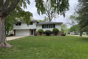 1609 Gateway Dr, Albert Lea, MN 56007 - Photo 2