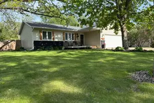 417 S Austin Ave, Litchfield, MN 55355 - Photo 2