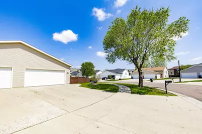2901 Dakota Park Circle S, Fargo, ND 58104 - Photo 4
