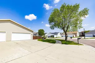 2901 Dakota Park Cir S, Fargo, ND 58104 - Photo 4