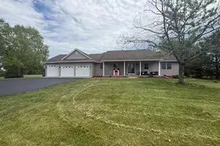 545 Kreuziger Rd, Roberts, WI 54023 - Photo 2