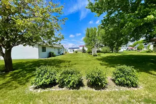 208 Broad Street S, Comfrey, MN 56019 - Photo 4