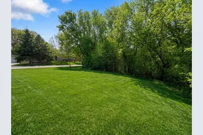 202 W Everett Avenue, Fergus Falls, MN 56537 - Photo 2
