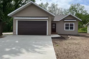 828 Spark Ave, Albert Lea, MN 56007 - Photo 2