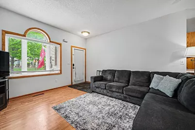 1106 Crystal Place W, Chaska, MN 55318 - Photo 4