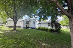 219 10th Ave, Worthington, MN 56187 - Photo 2
