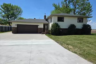 612 7th St NE, Dilworth, MN 56529 - Photo 2