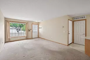 8639 Quarry Ridge Ln, Woodbury, MN 55125 - Photo 4