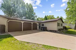2954 Heatherwood Cir S, Moorhead, MN 56560 - Photo 2