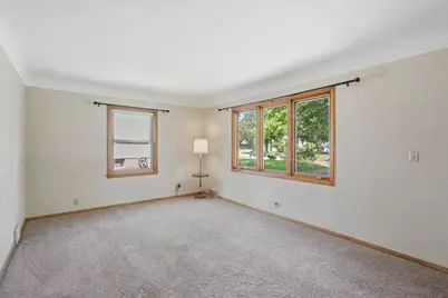 568 Shryer Avenue W, Roseville, MN 55113 - Photo 4