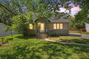 568 Shryer Ave W, Roseville, MN 55113 - Photo 2