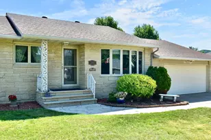 308 Emherst St, Winona, MN 55987 - Photo 2