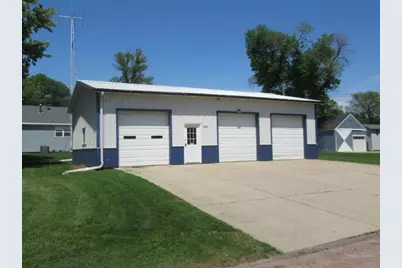 129 S Summit Avenue, Hills, MN 56138 - Photo 1