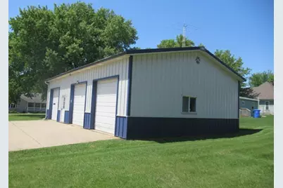 129 S Summit Avenue, Hills, MN 56138 - Photo 4