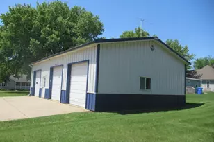 129 S Summit Ave, Hills, MN 56138 - Photo 4