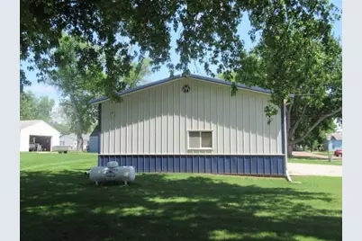 129 S Summit Avenue, Hills, MN 56138 - Photo 2