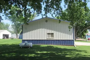 129 S Summit Ave, Hills, MN 56138 - Photo 2