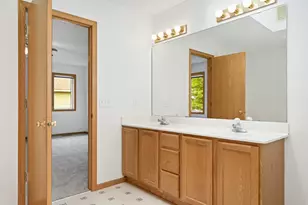 676 Falcon Ridge Rd, Woodbury, MN 55125 - Photo 24