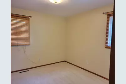 425 Spruce Avenue S, Thief River Falls, MN 56701 - Photo 4