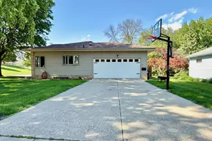 979 S Prairie Ave, Fairmont, MN 56031 - Photo 2