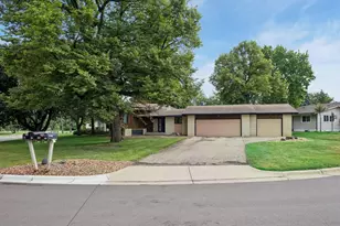 1062 Crestview Dr S, Maplewood, MN 55119 - Photo 1