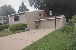 1404 City View Ct NE, Rochester, MN 55906 - Photo 2