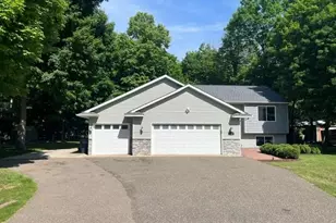 842 Colby St, Taylors Falls, MN 55084 - Photo 2