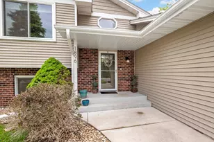 1896 Adele St, Maplewood, MN 55109 - Photo 4