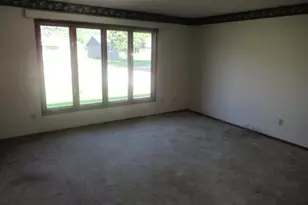 513 S Elizabeth Ave, Hills, MN 56138 - Photo 6