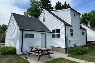 922 Tindolph Ave S, Thief River Falls, MN 56701 - Photo 2