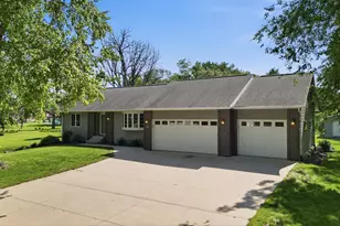 209 1st Ave SW, Geneva, MN 56035 - Photo 2