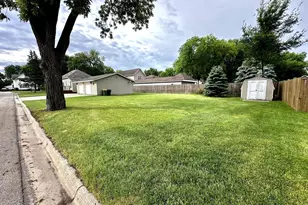 415 N 6th St, Marshall, MN 56258 - Photo 10