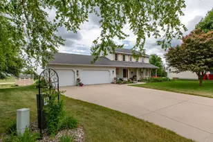 704 Country Estate Ct SE, Stewartville, MN 55976 - Photo 2