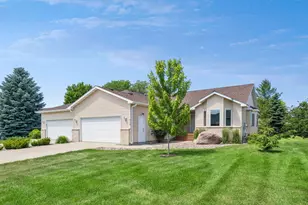 612 Butler Dr, Belle Plaine, MN 56011 - Photo 2