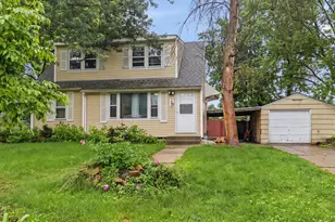 1450 Sandhurst Ave E, Maplewood, MN 55109 - Photo 1