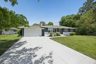 6204 Ashcroft Ln, Edina, MN 55424 - Photo 2