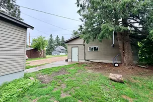 206 Gunn St, Coleraine, MN 55722 - Photo 2