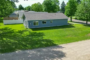 528 E St Charles Ave, Fergus Falls, MN 56537 - Photo 4