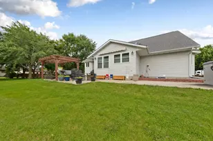 908 9th St SE, Waseca, MN 56093 - Photo 6