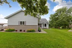 908 9th St SE, Waseca, MN 56093 - Photo 2