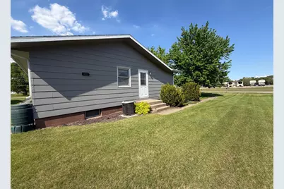 405 S 3rd Street, Oakes, ND 58474 - Photo 16