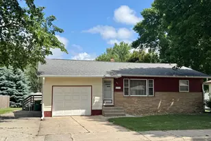 907 Poplar Ave, Marshall, MN 56258 - Photo 1
