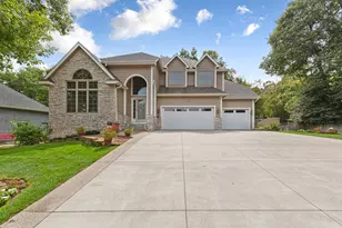 13985 42nd Ave N, Plymouth, MN 55446 - Photo 2