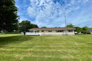 212 Eastern Ave S, Comfrey, MN 56019 - Photo 2