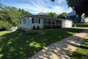 109 S Griffin St, Lakefield, MN 56150 - Photo 2