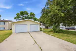 910-912 32nd Street N, Fargo, ND 58102 - Photo 2