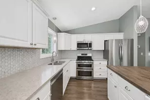 7598 Upper 23rd St N, Oakdale, MN 55128 - Photo 8